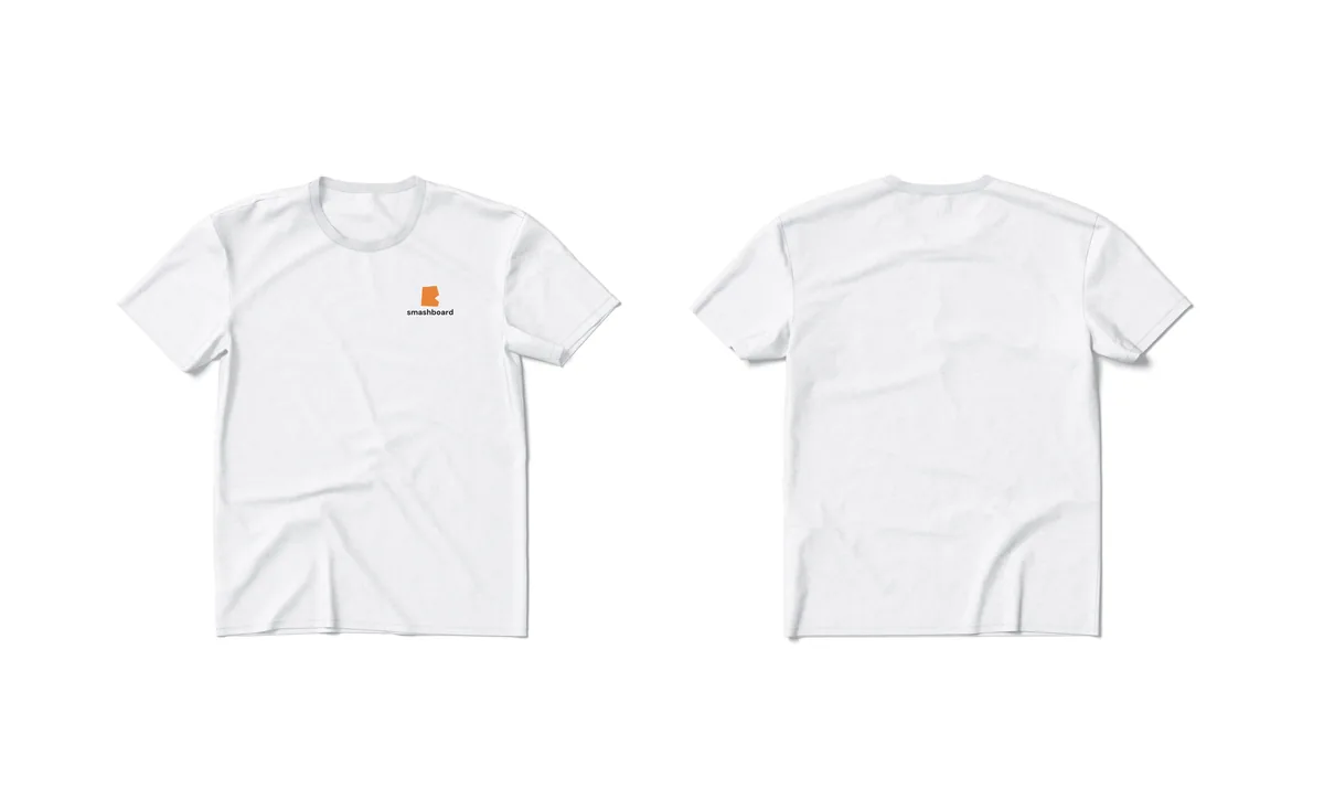 Smashboard Shirt 1 (Weiß), Vorder- und Rückseite: Brust mit Wedge, Wortmarke und Tagline